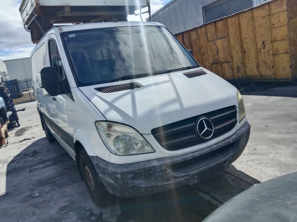 P5752 - Mercedes-Benz Sprinter Van 2006 White Wrecking