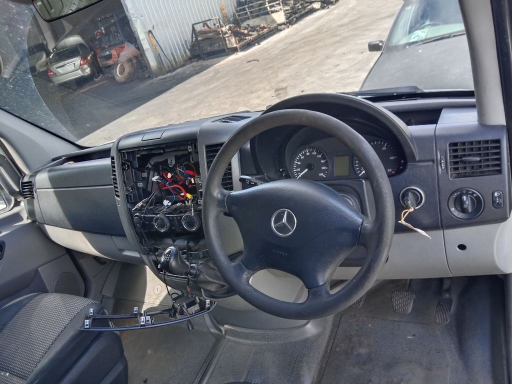 P5752 - Mercedes-Benz Sprinter Van 2006 White Wrecking - Image 3