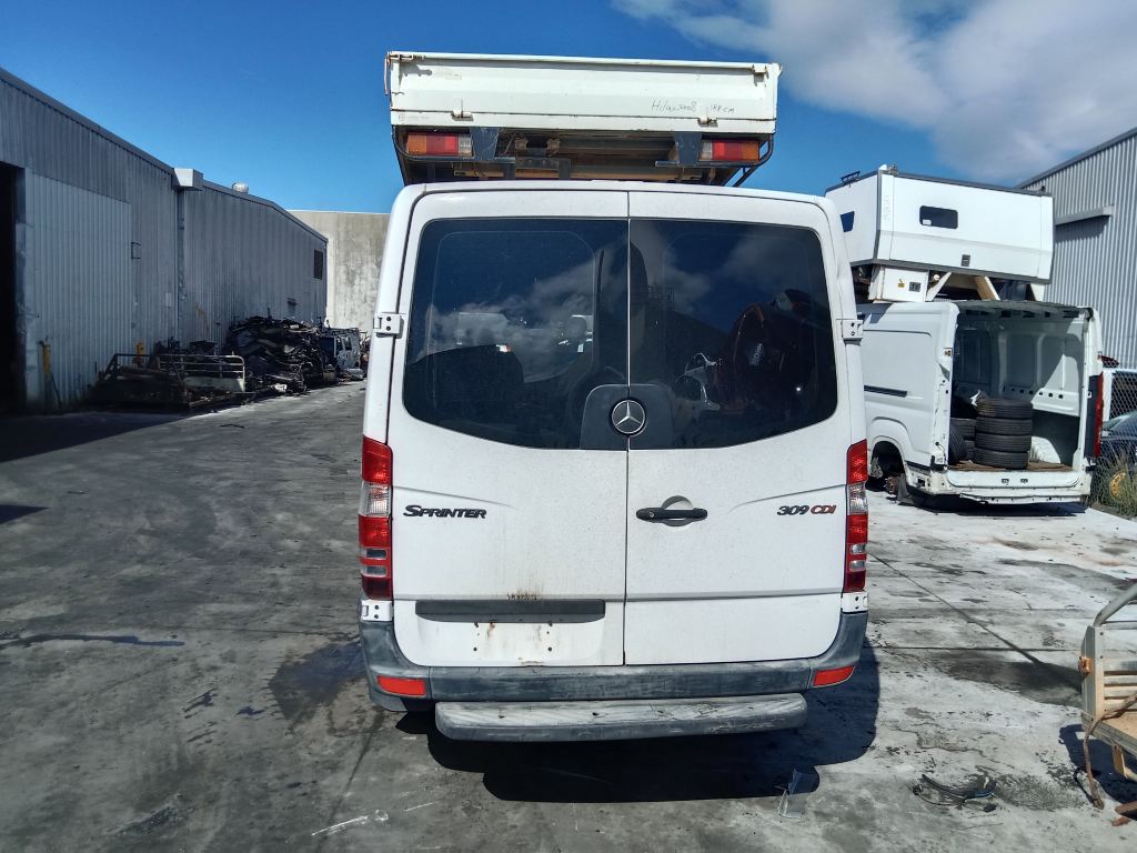 P5752 - Mercedes-Benz Sprinter Van 2006 White Wrecking - Image 8