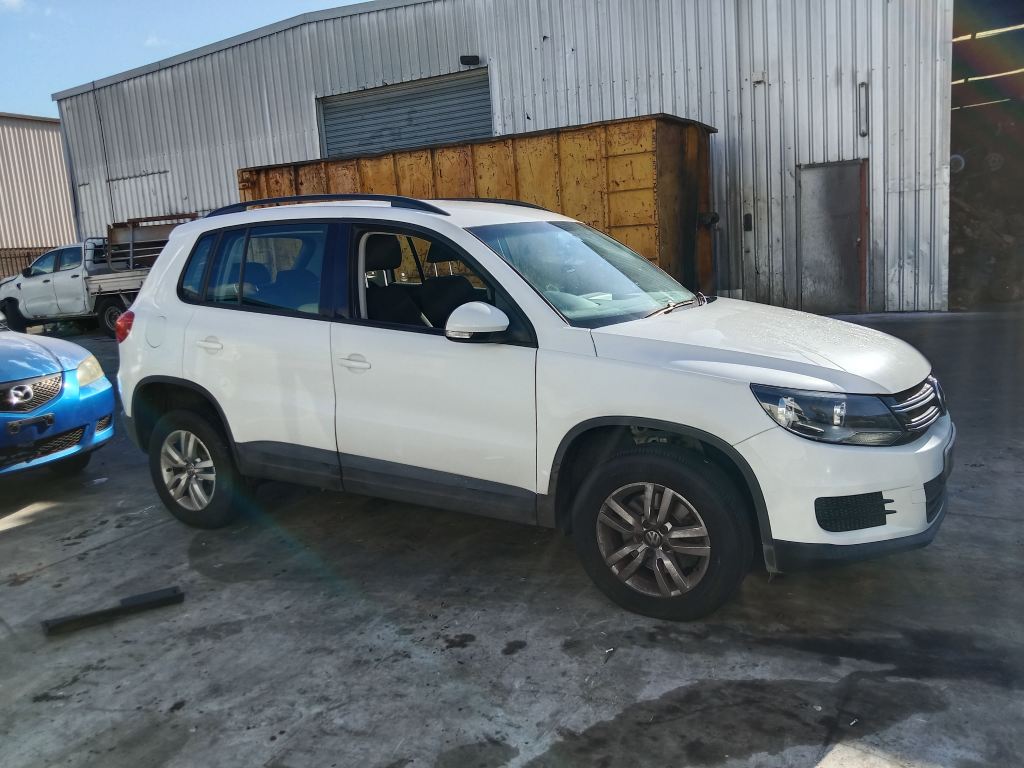 P5754 - Volkswagen Tiguan 2015 White Wrecking - Image 3