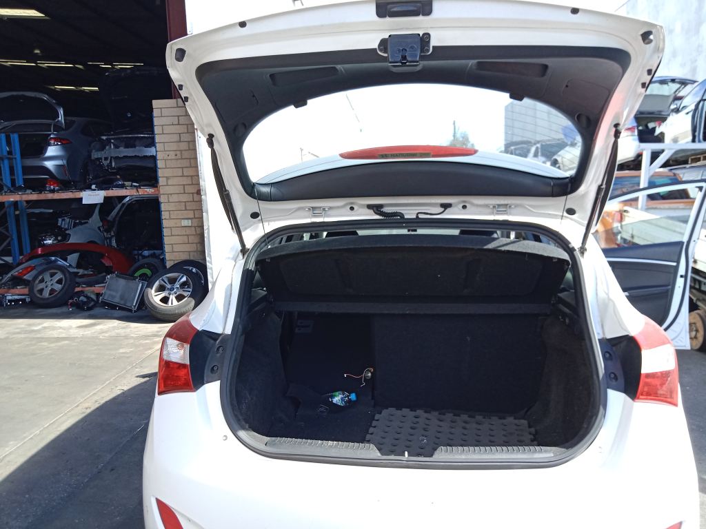 P5755 - Hyundai i30 2014 White Wrecking - Image 4