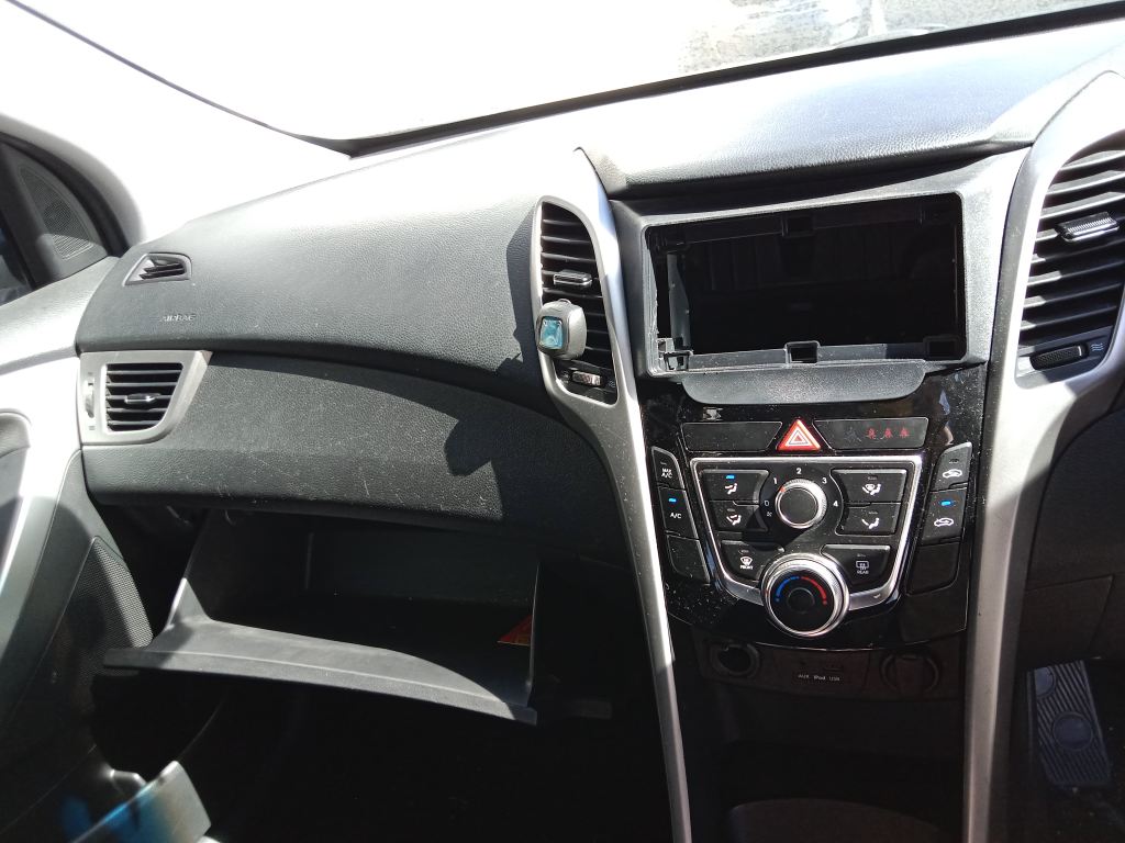 P5755 - Hyundai i30 2014 White Wrecking - Image 5