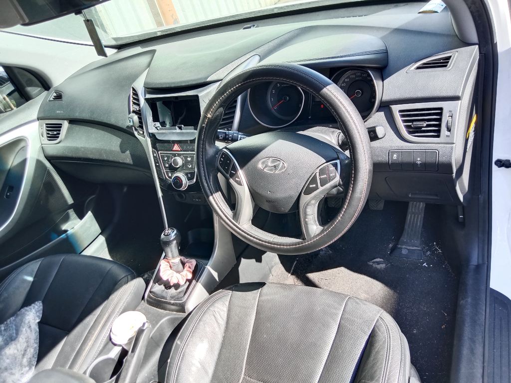 P5755 - Hyundai i30 2014 White Wrecking - Image 8
