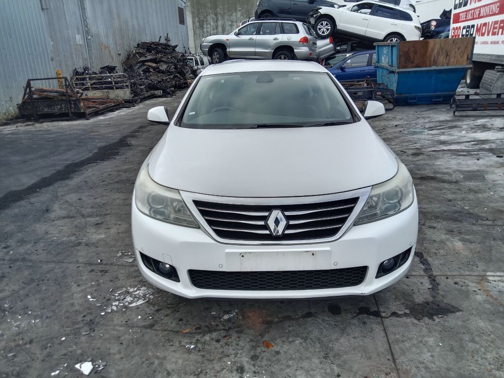 P5758 - Renault latitude 2011 sedan White Wrecking
