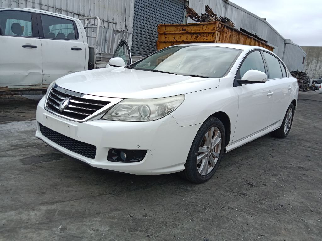 P5758 - Renault latitude 2011 sedan White Wrecking - Image 2