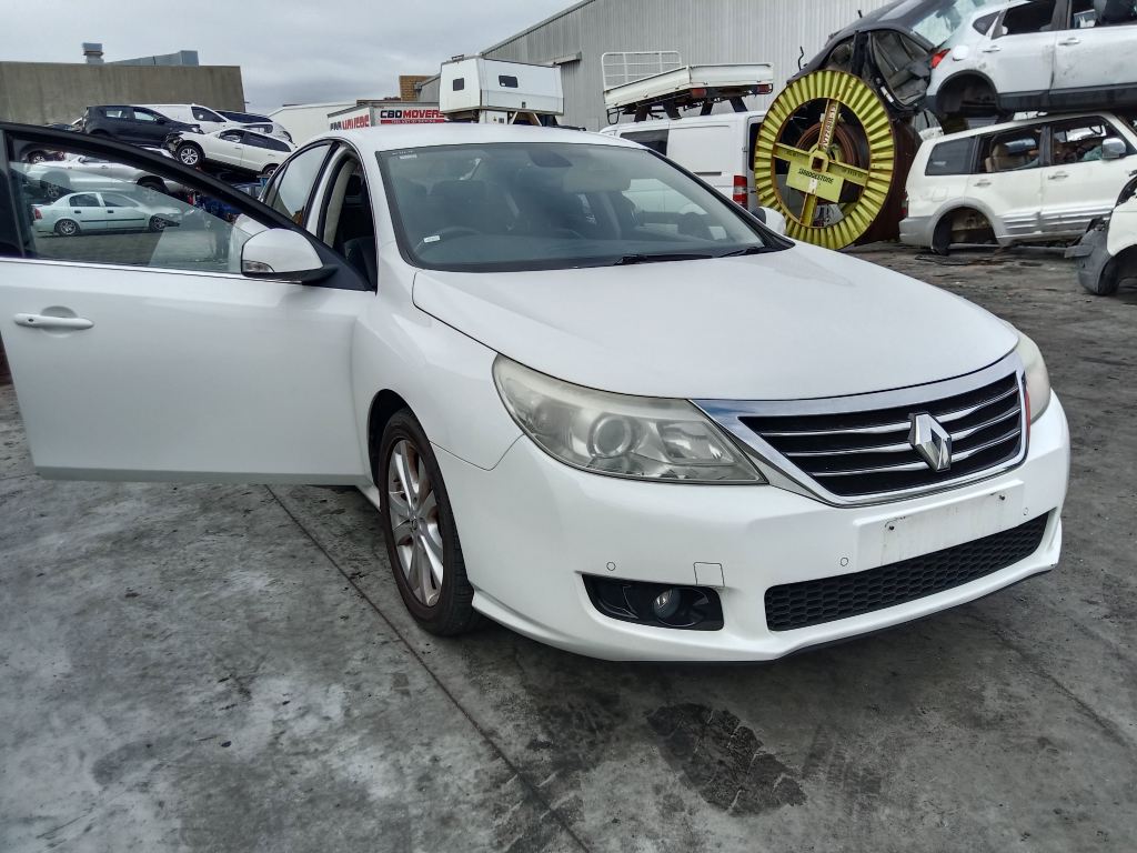 P5758 - Renault latitude 2011 sedan White Wrecking - Image 3