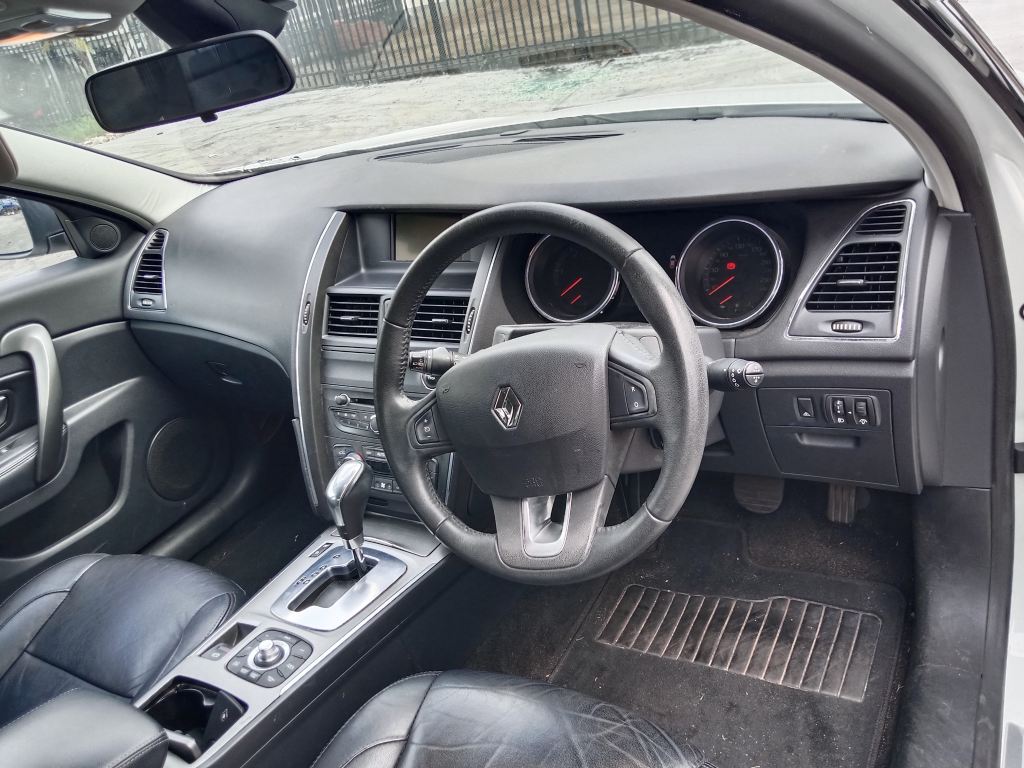 P5758 - Renault latitude 2011 sedan White Wrecking - Image 5
