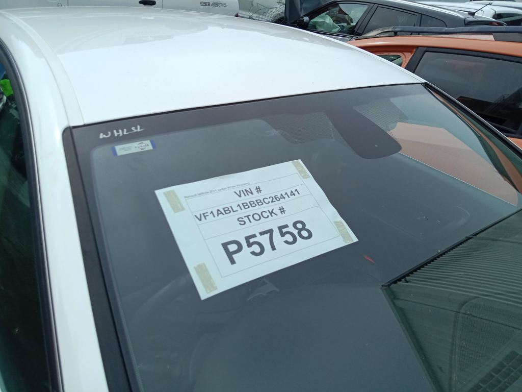 P5758 - Renault latitude 2011 sedan White Wrecking - Image 11