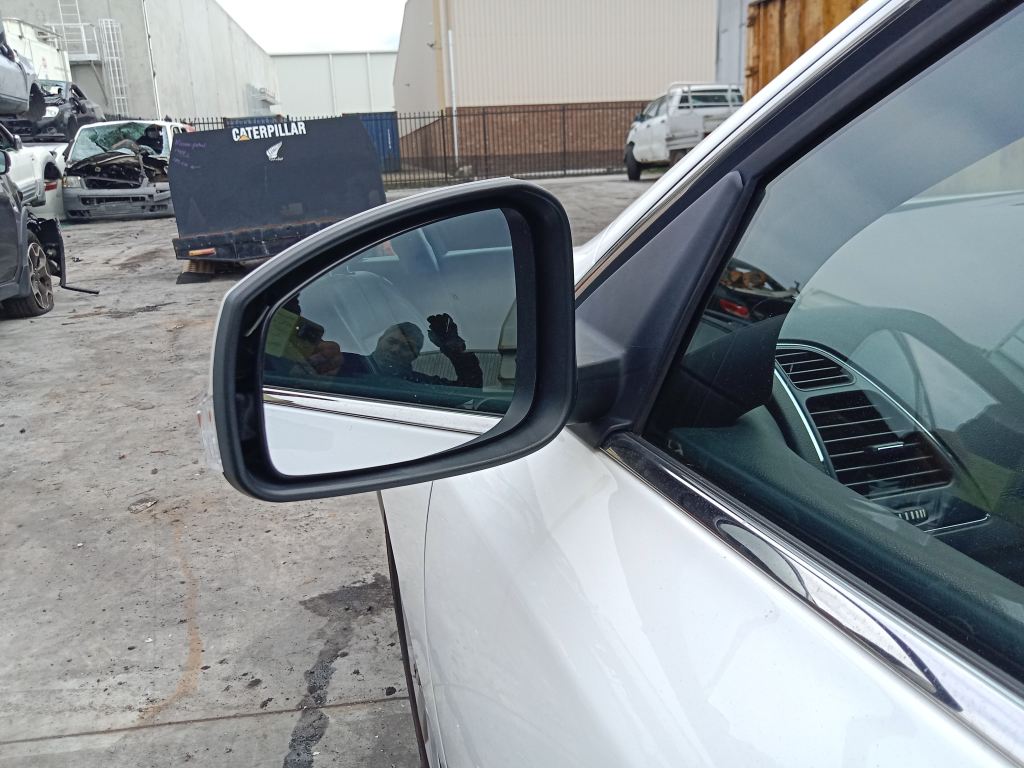 P5758 - Renault latitude 2011 sedan White Wrecking - Image 13