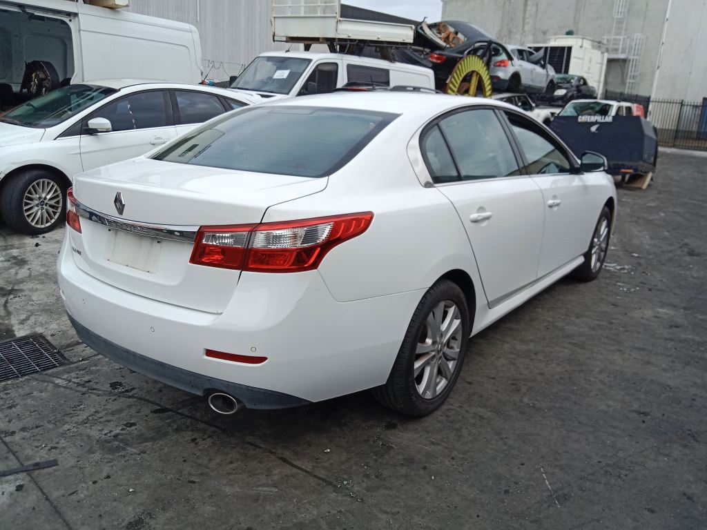 P5758 - Renault latitude 2011 sedan White Wrecking - Image 15