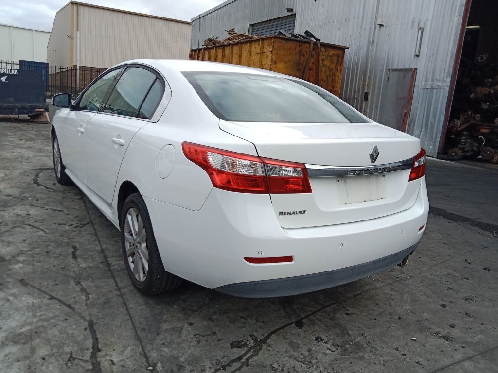 P5758 - Renault latitude 2011 sedan White Wrecking - Image 16