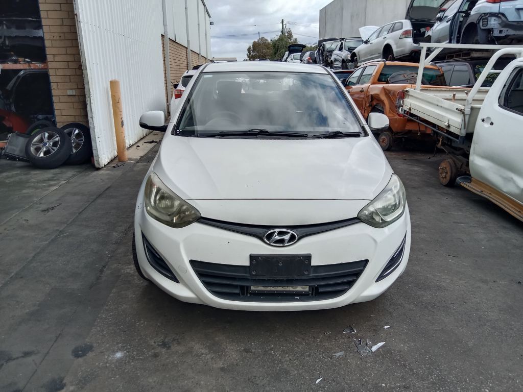 P5760 - Hyundai i20 2011 White Wrecking