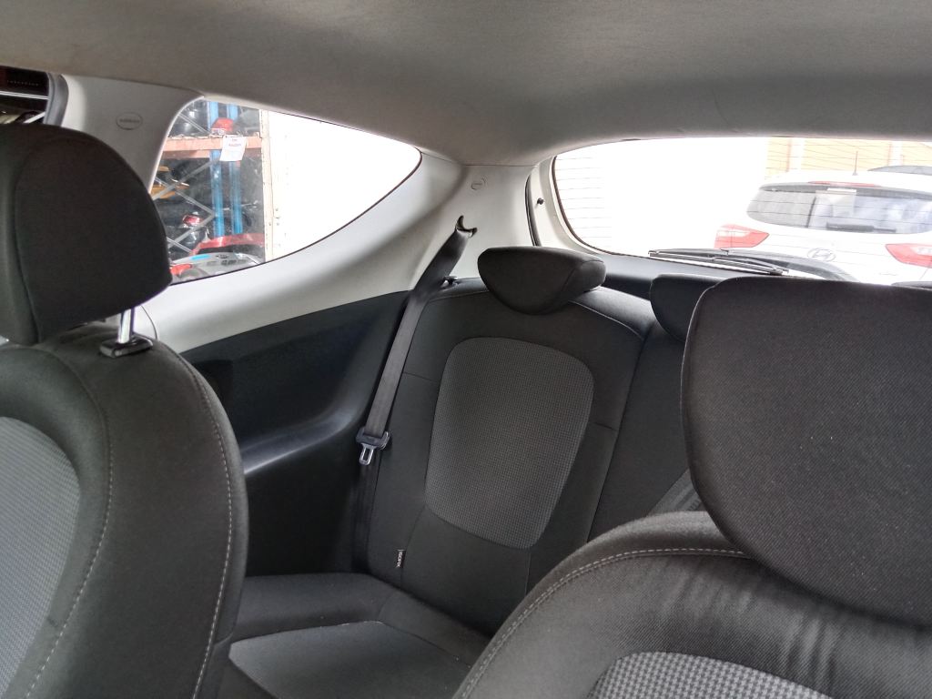 P5760 - Hyundai i20 2011 White Wrecking - Image 2