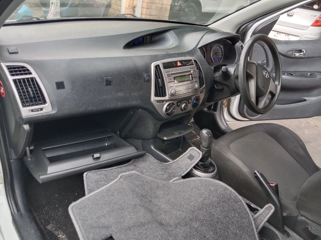 P5760 - Hyundai i20 2011 White Wrecking - Image 3