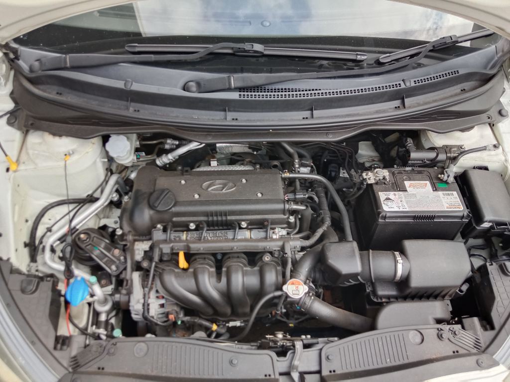 P5760 - Hyundai i20 2011 White Wrecking - Image 5