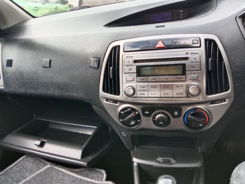 P5760 - Hyundai i20 2011 White Wrecking - Image 6