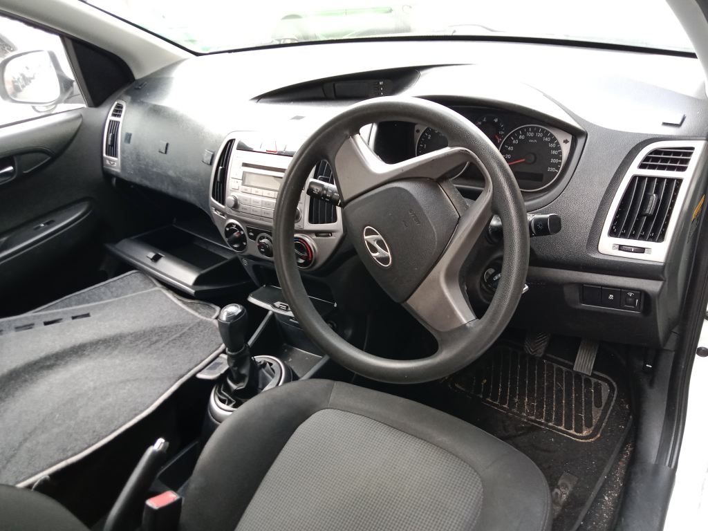 P5760 - Hyundai i20 2011 White Wrecking - Image 8
