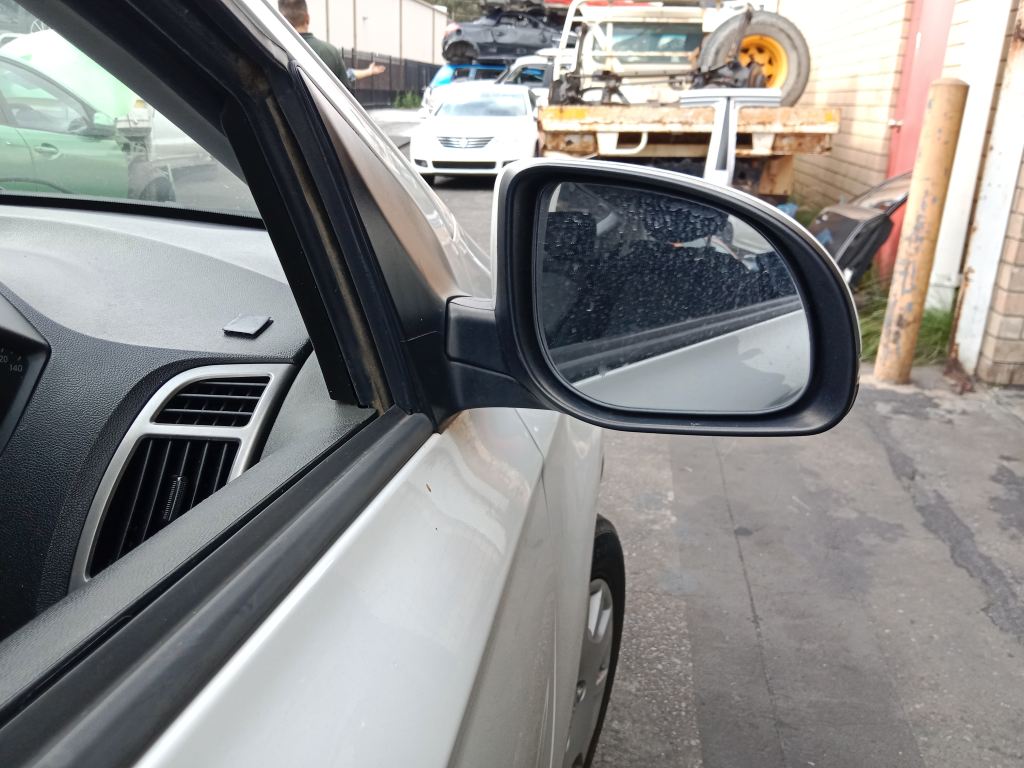 P5760 - Hyundai i20 2011 White Wrecking - Image 11