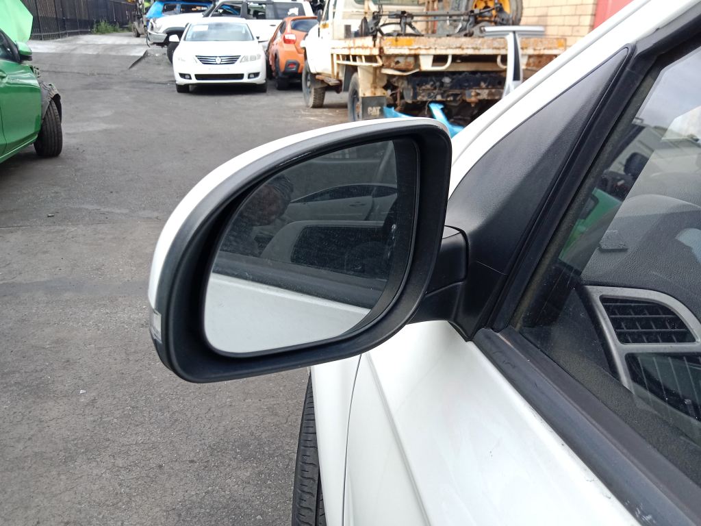 P5760 - Hyundai i20 2011 White Wrecking - Image 12