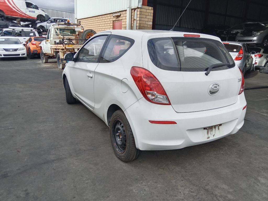 P5760 - Hyundai i20 2011 White Wrecking - Image 13