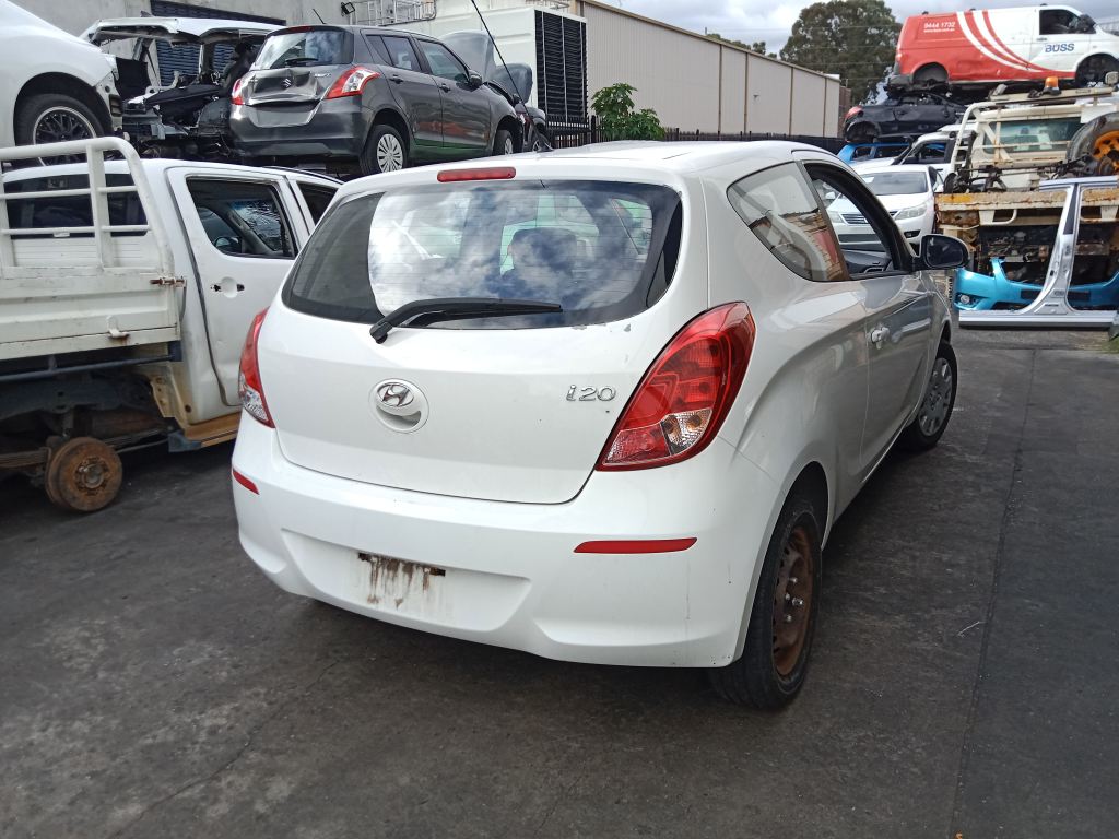 P5760 - Hyundai i20 2011 White Wrecking - Image 14