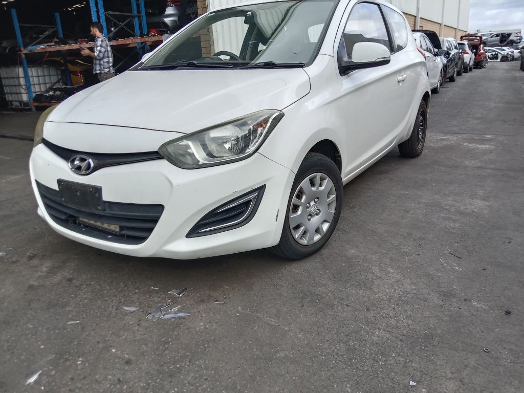 P5760 - Hyundai i20 2011 White Wrecking - Image 15