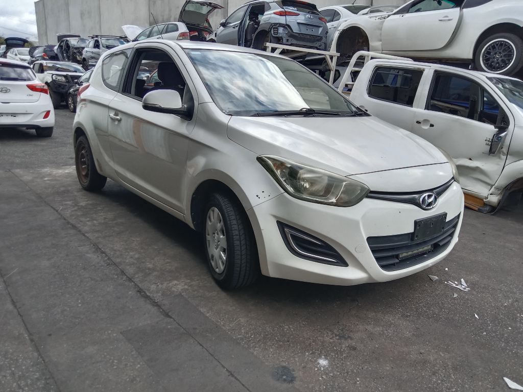 P5760 - Hyundai i20 2011 White Wrecking - Image 16
