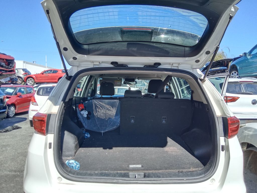 P5774 - Kia Sportage 2019 White Wrecking - Image 6
