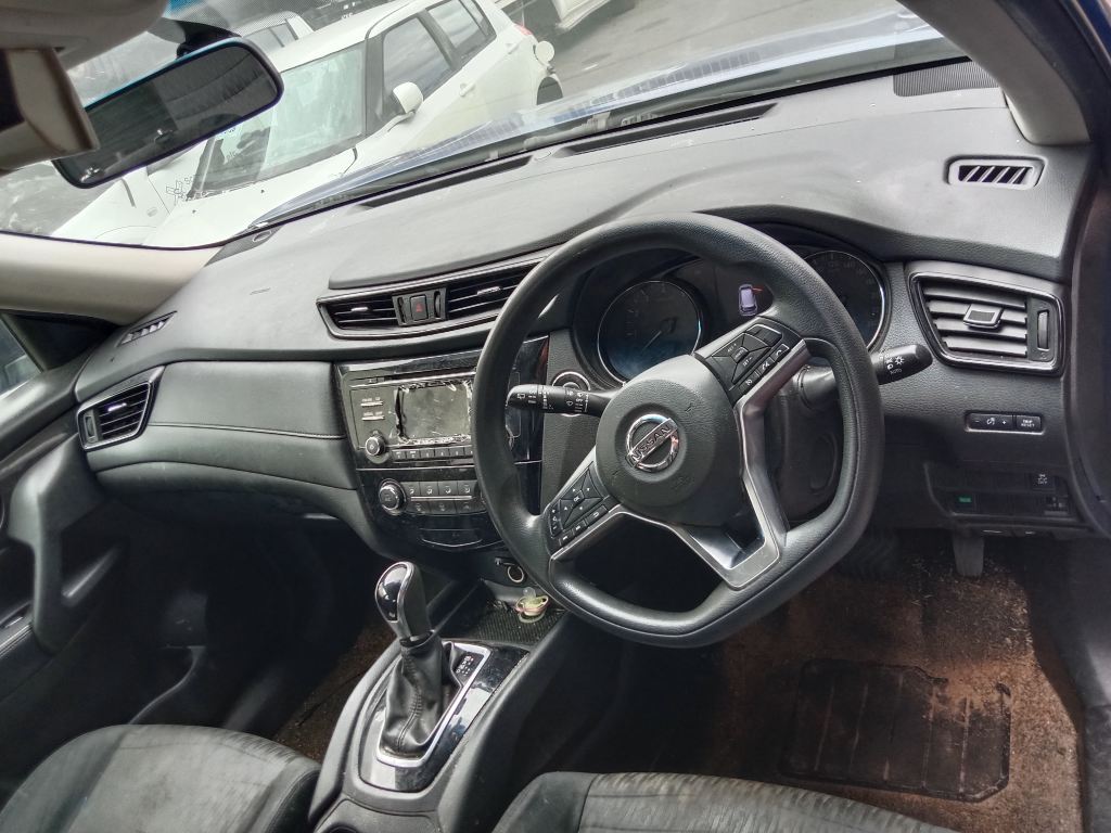 P5795 - Nissan X-Trail 2017 Blue Wrecking - Image 5