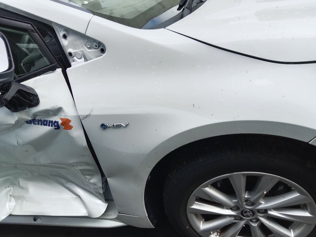 P5805 - Toyota corolla sedan hybrid 2024 White Wrecking - Image 2
