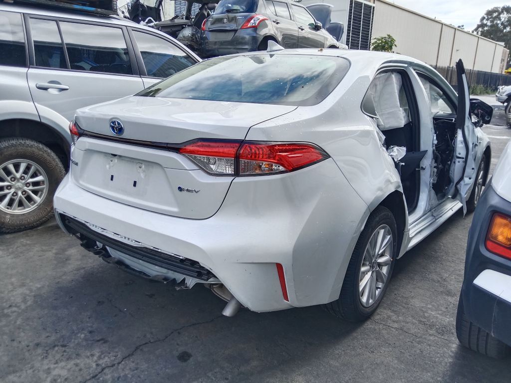 P5805 - Toyota corolla sedan hybrid 2024 White Wrecking - Image 5