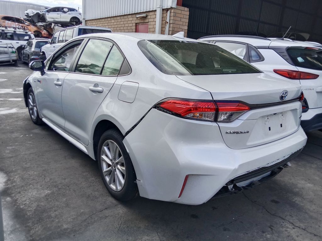 P5805 - Toyota corolla sedan hybrid 2024 White Wrecking - Image 6
