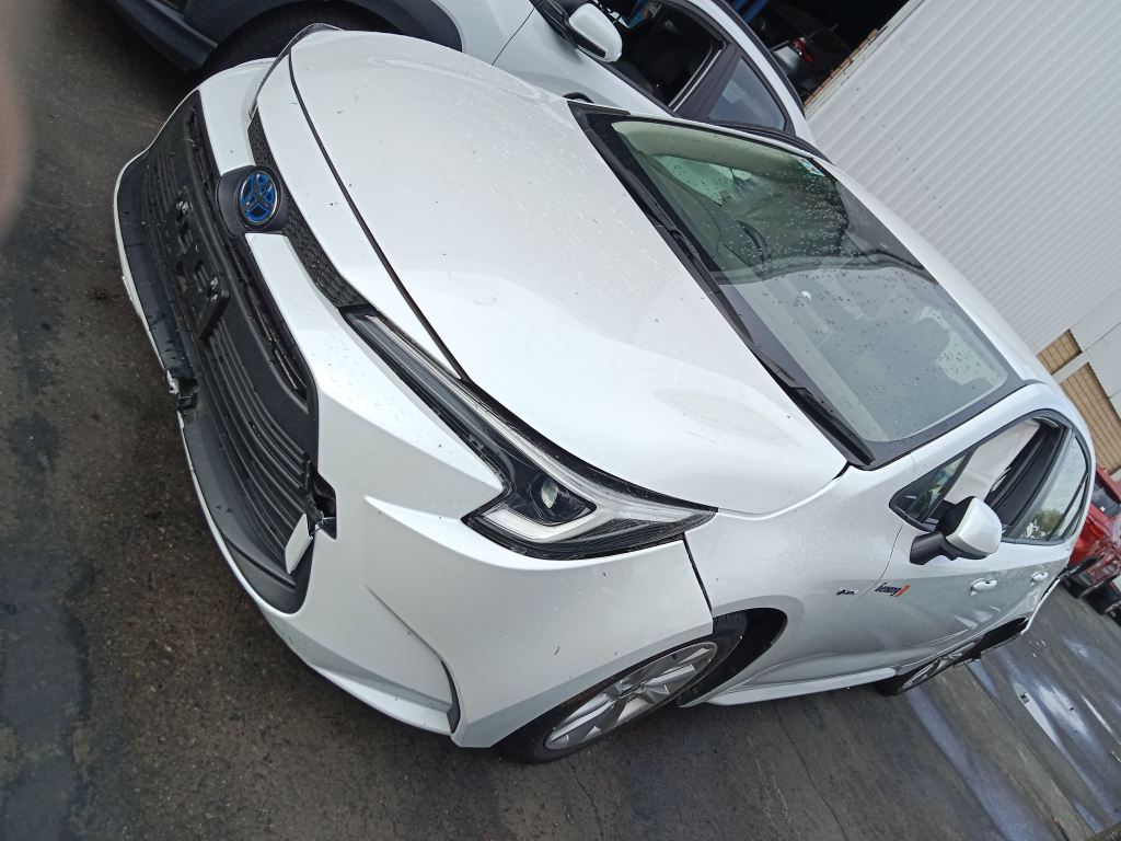 P5805 - Toyota corolla sedan hybrid 2024 White Wrecking - Image 16
