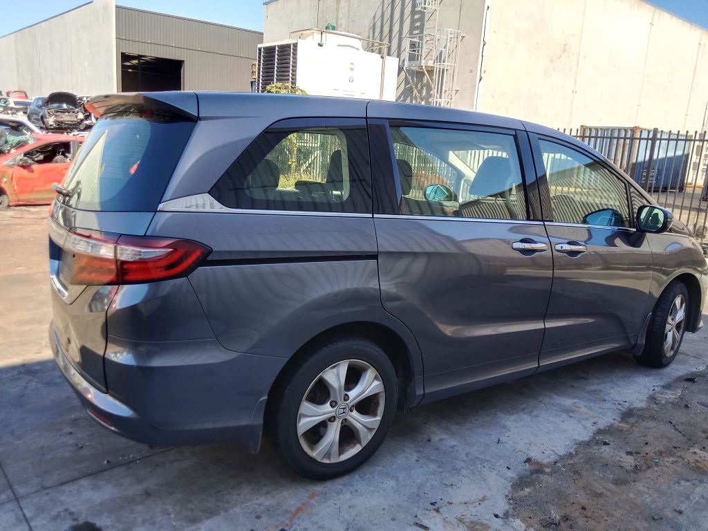 P5814 - Honda Odyssey 2014 Grey Wrecking - Image 13