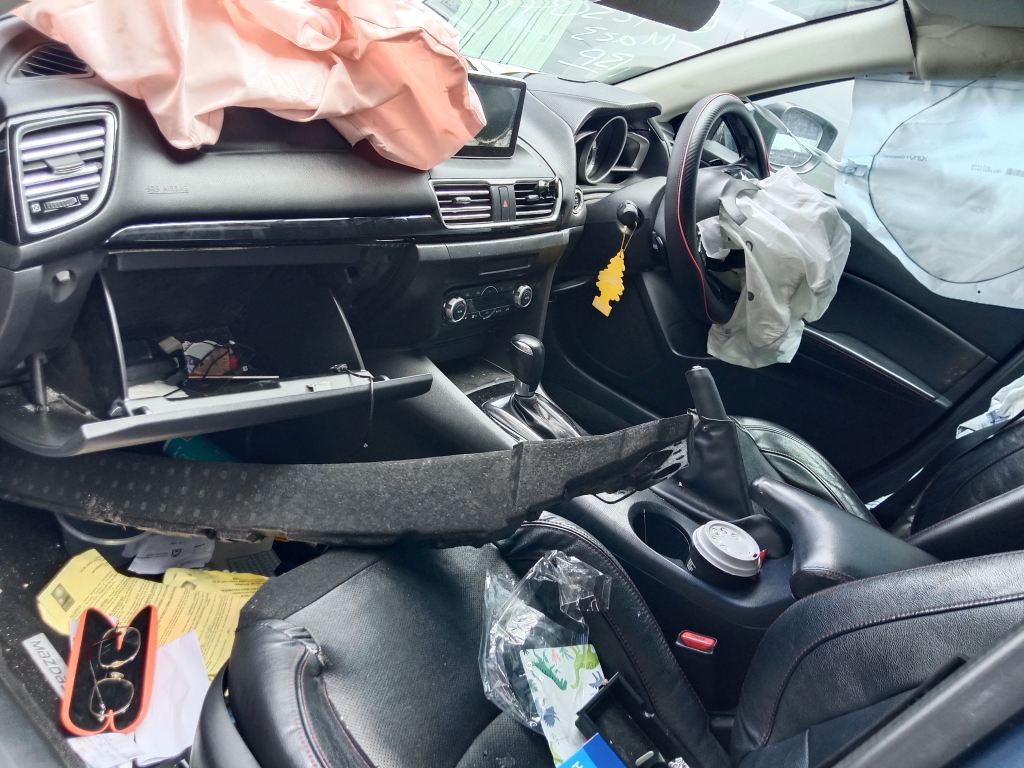P5815 - Mazda 3 hatchback 2015 Grey Wrecking - Image 3