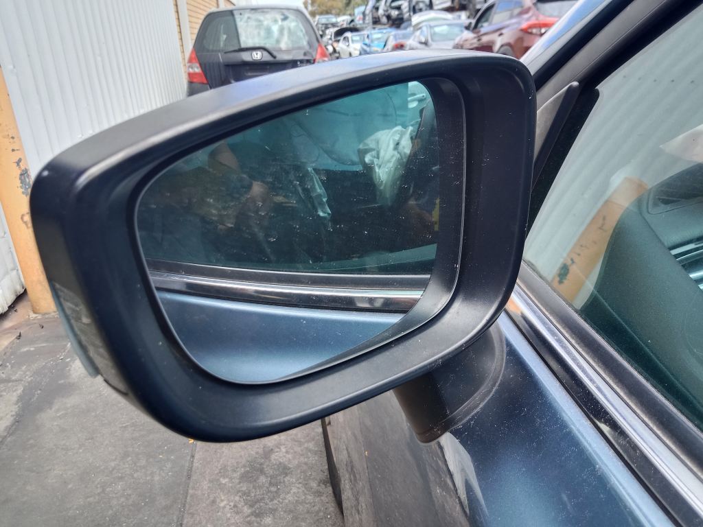 P5815 - Mazda 3 hatchback 2015 Grey Wrecking - Image 13
