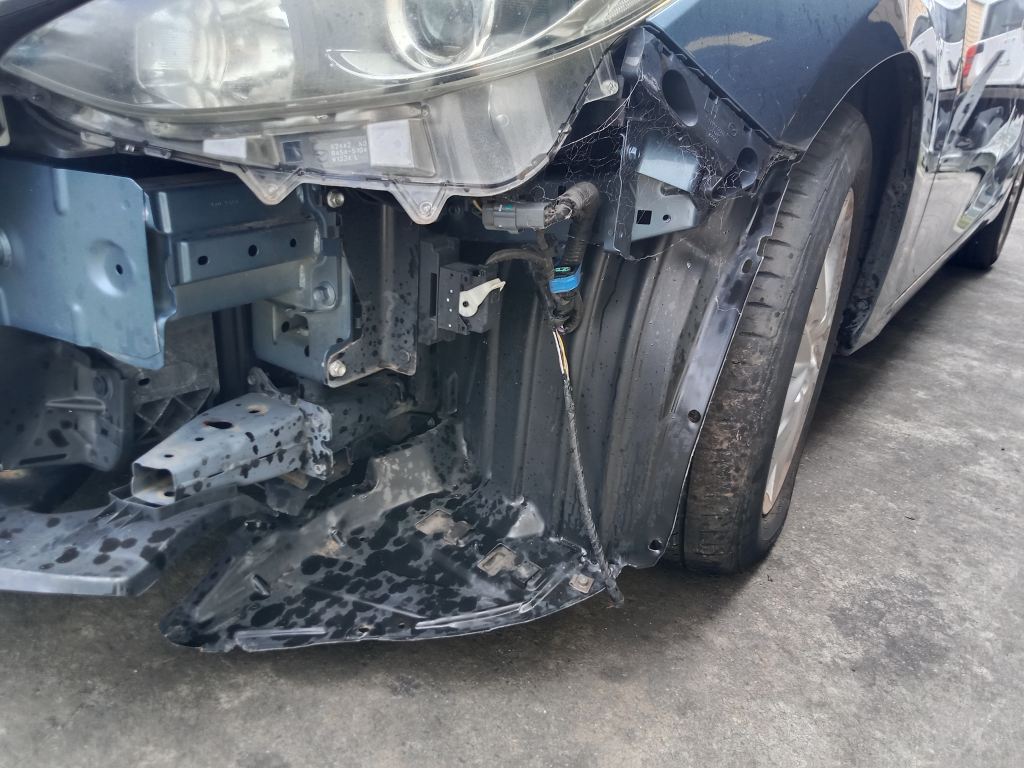 P5815 - Mazda 3 hatchback 2015 Grey Wrecking - Image 14