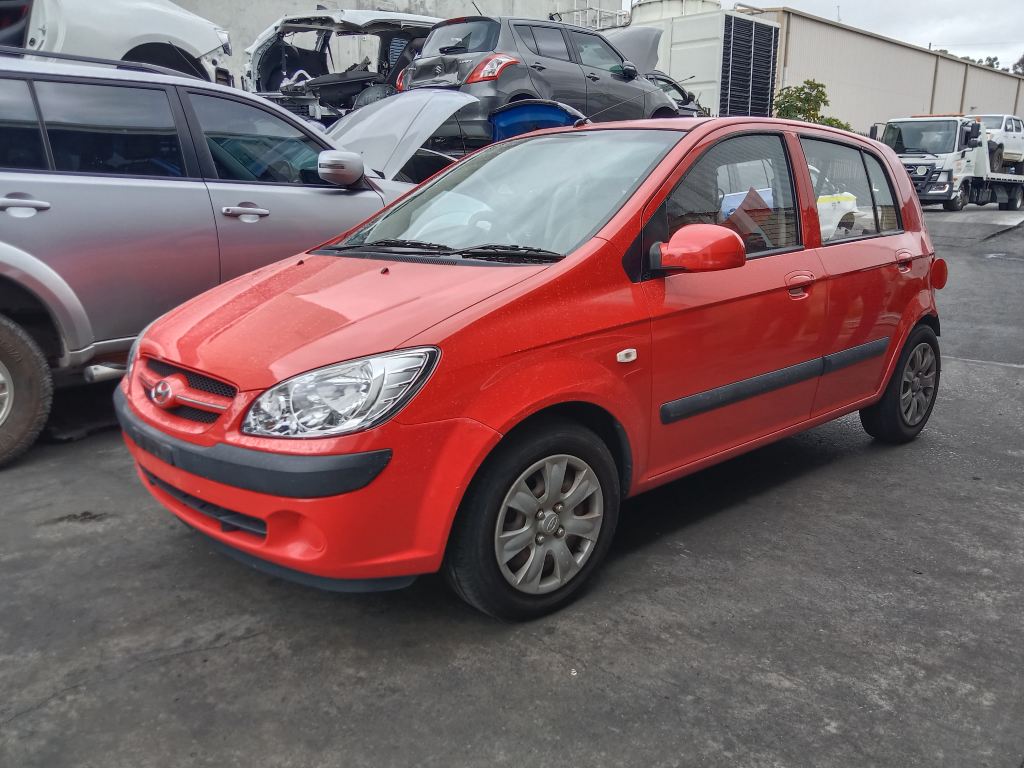 P5819 - Hyundai Getz 2009 Red Wrecking - Image 2