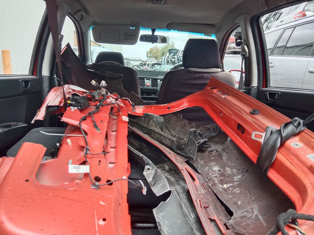 P5819 - Hyundai Getz 2009 Red Wrecking - Image 11
