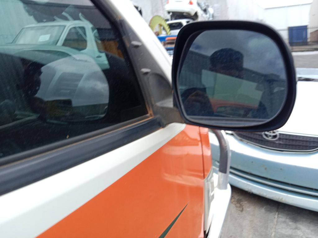 P5821 - Toyota hiace 2015 orange and white Wrecking - Image 3