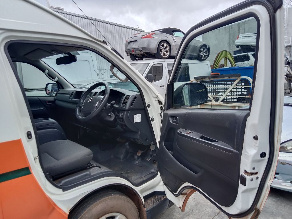 P5821 - Toyota hiace 2015 orange and white Wrecking - Image 4