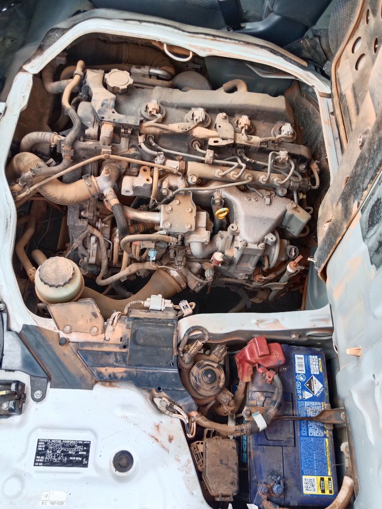 P5821 - Toyota hiace 2015 orange and white Wrecking - Image 13