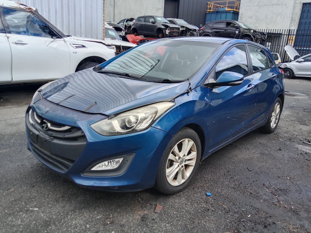P5826 - Hyundai i30 2014 Blue Wrecking - Image 2