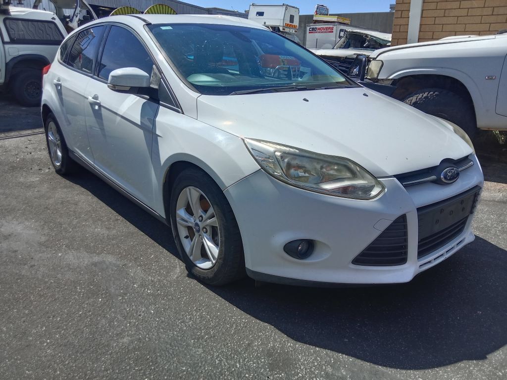 P5831 - Ford Focus 2014 White Wrecking