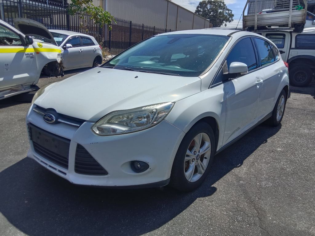 P5831 - Ford Focus 2014 White Wrecking - Image 2