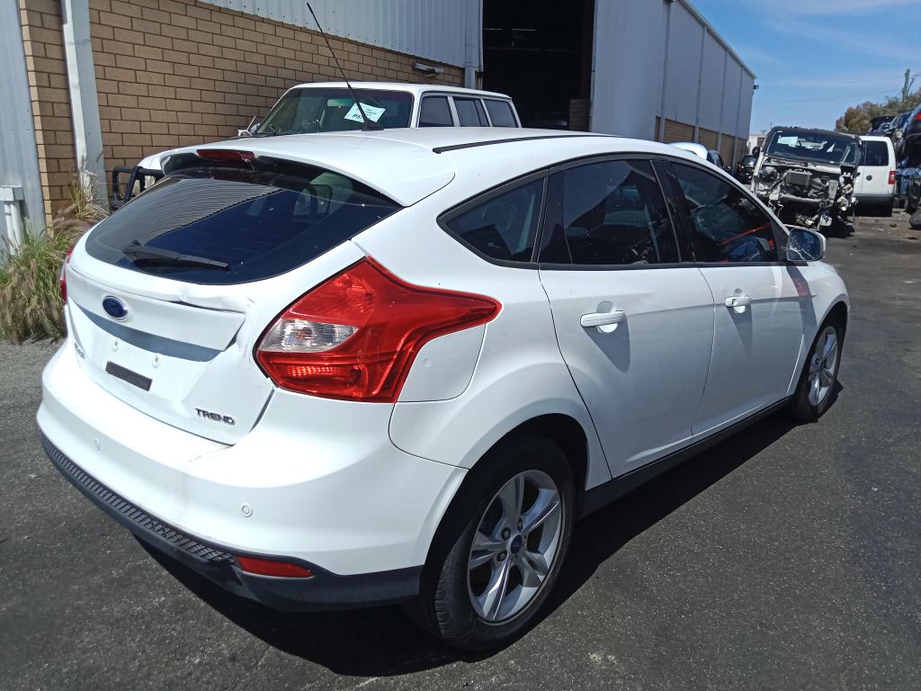 P5831 - Ford Focus 2014 White Wrecking - Image 3