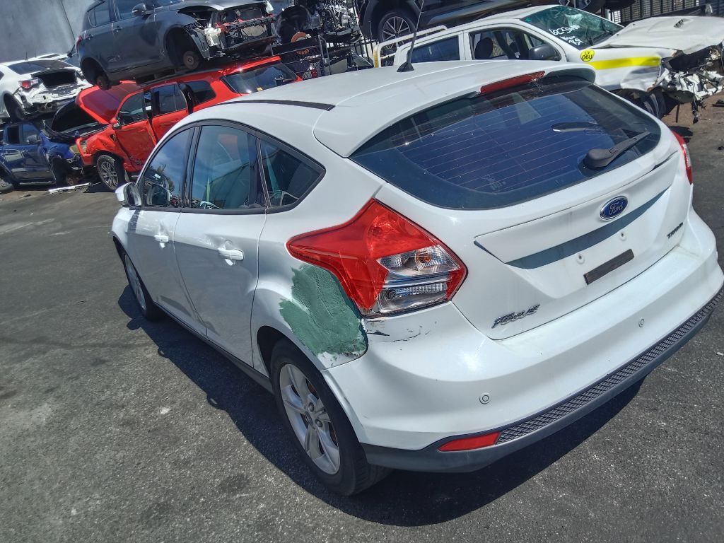 P5831 - Ford Focus 2014 White Wrecking - Image 4