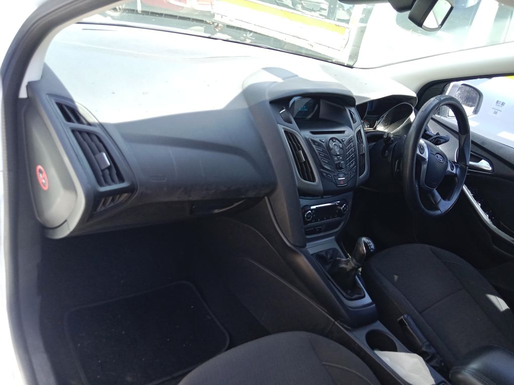 P5831 - Ford Focus 2014 White Wrecking - Image 6