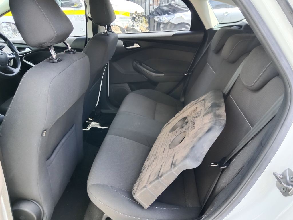 P5831 - Ford Focus 2014 White Wrecking - Image 7