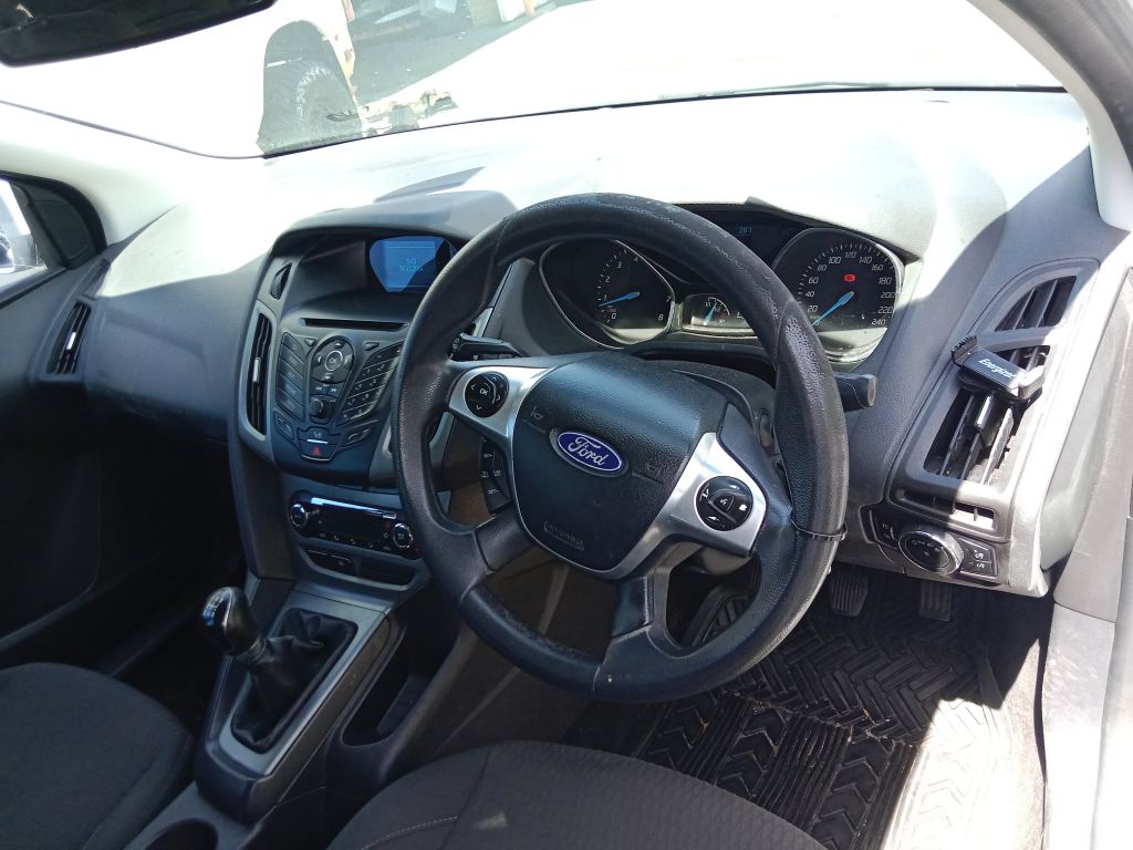 P5831 - Ford Focus 2014 White Wrecking - Image 13